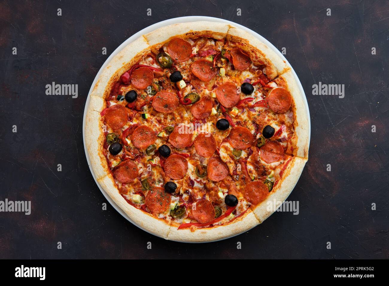 Vista dall'alto della pizza siciliana con salame, zucchine, jalapeno e peperone Foto Stock