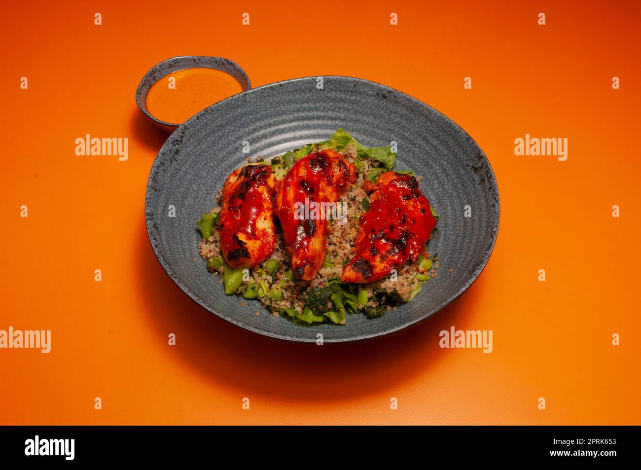 Deliziosa cucina americana a pranzo conosciuta come insalata di pollo bbq Foto Stock