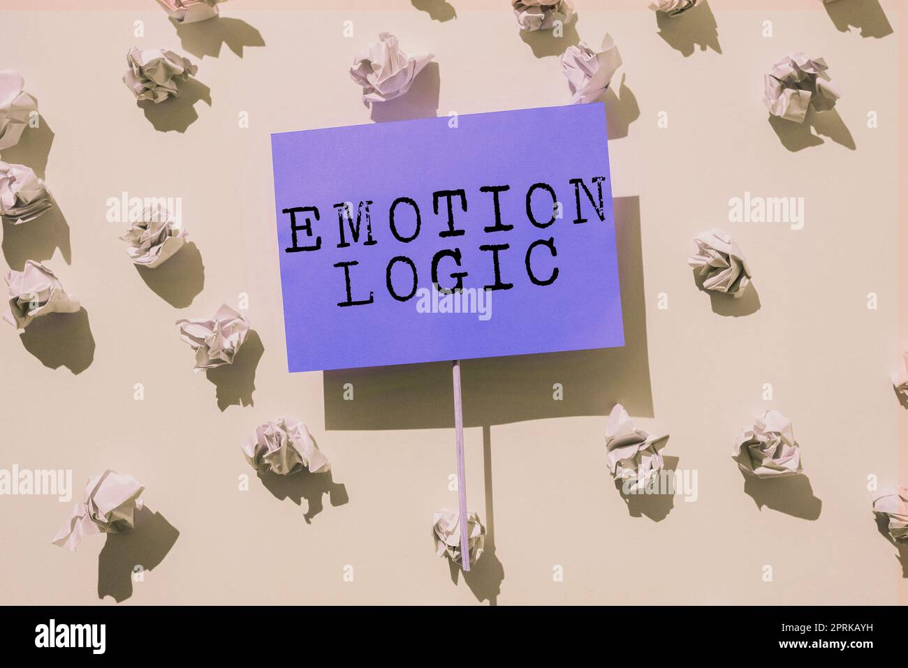 Ispirazione che mostra segno emotion logica, parola per cuore o anima cerebrale o intelligenza confusione equilibrio uguale Foto Stock