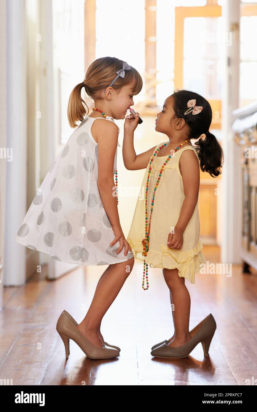 Crescono cosi velocemente. due bambine che indossano scarpe con tacco alto sovra formato Foto stock Alamy