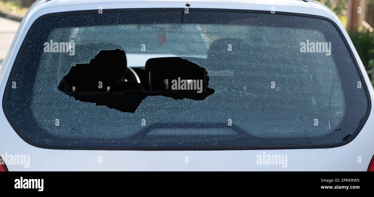 primo piano del cristallo del parabrezza posteriore rotto sul retro di un' auto senza persone Foto stock - Alamy