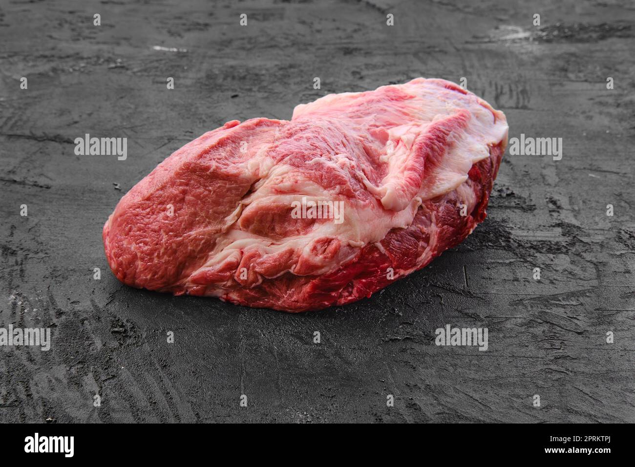 Carne fresca di maiale crude, con coscia di maiale su fondo nero Foto Stock