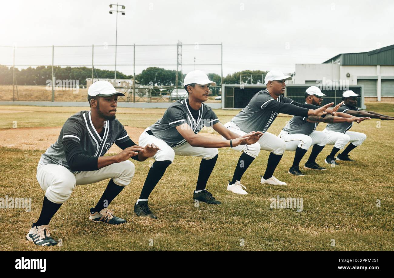 Sport, baseball e stretching di squadra in allenamento, esercizio fisico e fitness in un campo da baseball a Houston, USA. Lavoro di squadra, softball e gro sano Foto Stock