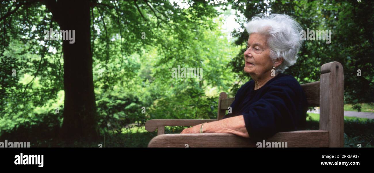 Il romanziere inglese Mary Wesley fotografato dal River Dart a Devon, Regno Unito, nel 2001 Foto Stock