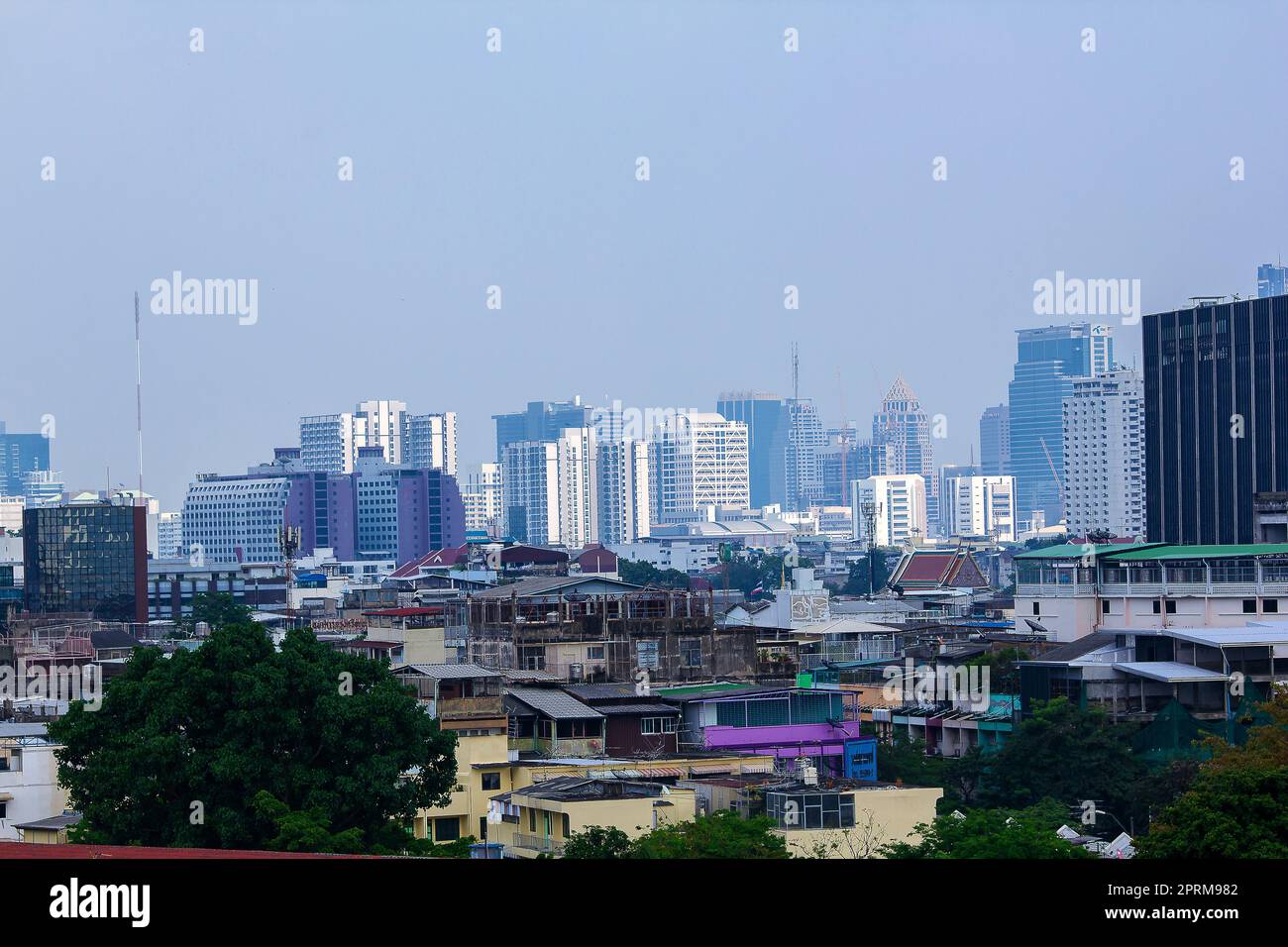 Il paesaggio di rifugi comunitari e alti edifici a Bangkok, Thailandia Foto Stock