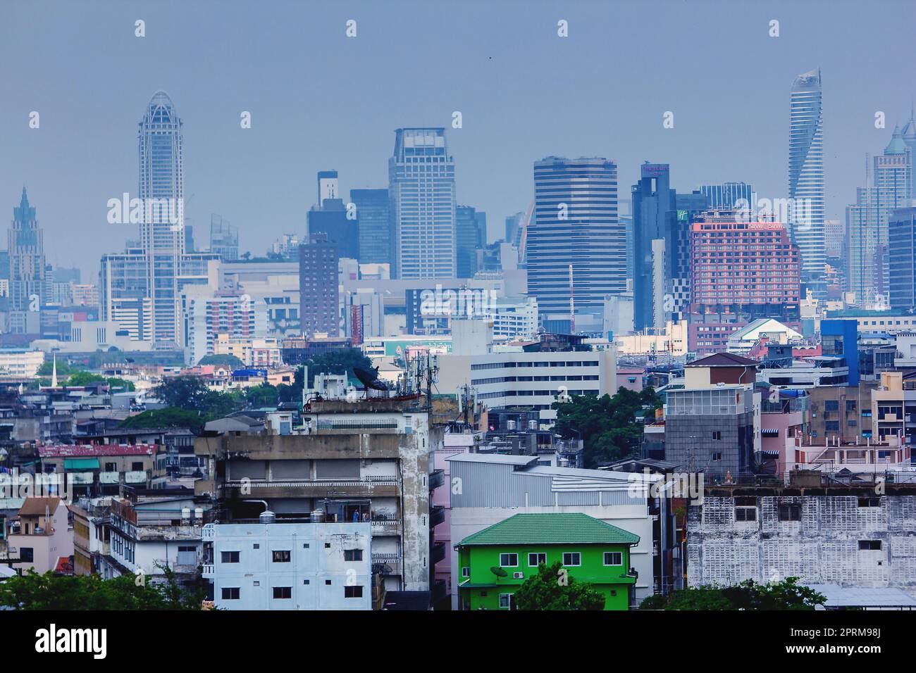 Il paesaggio di rifugi comunitari e alti edifici a Bangkok, Thailandia Foto Stock