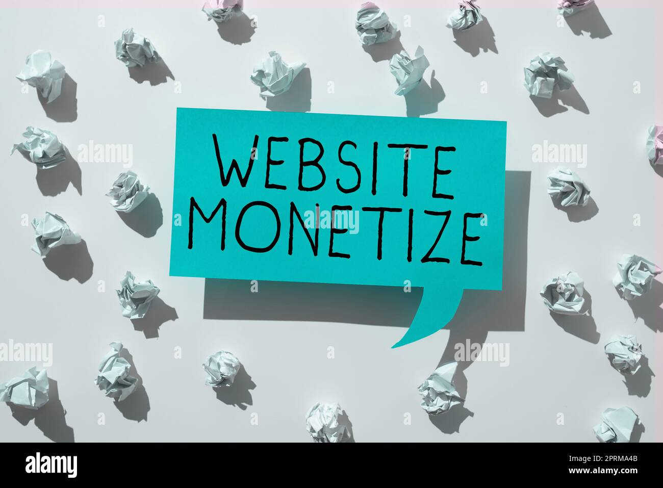 Scrittura a mano del testo Sito web Monetizza, Word scritto su componente critico per proteggere e proteggere i siti web Woman Holding Tablet e Presenting Digital Arrow Foto Stock