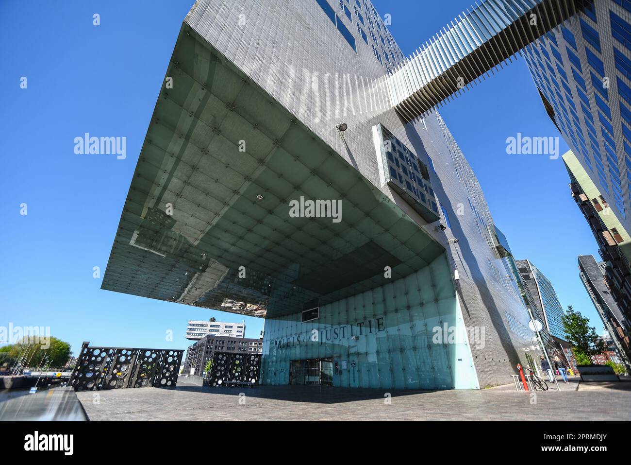 AMSTERDAM, Paesi Bassi - 6 Maggio 2018: architettura moderna, edificio del Paleis van Justitie sulla penisola IJdock, Amsterdam, progettato da Felix Claus Foto Stock