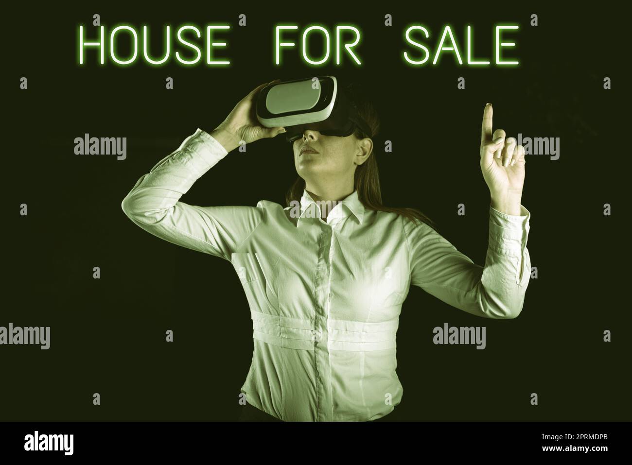 Scrittura visualizzazione di testo Casa in vendita. Proprietà immobiliare di fotografia concettuale disponibile per l'acquisto opportunità tablet per adulti e disegno con display digitale tecnologia futuristica Foto Stock