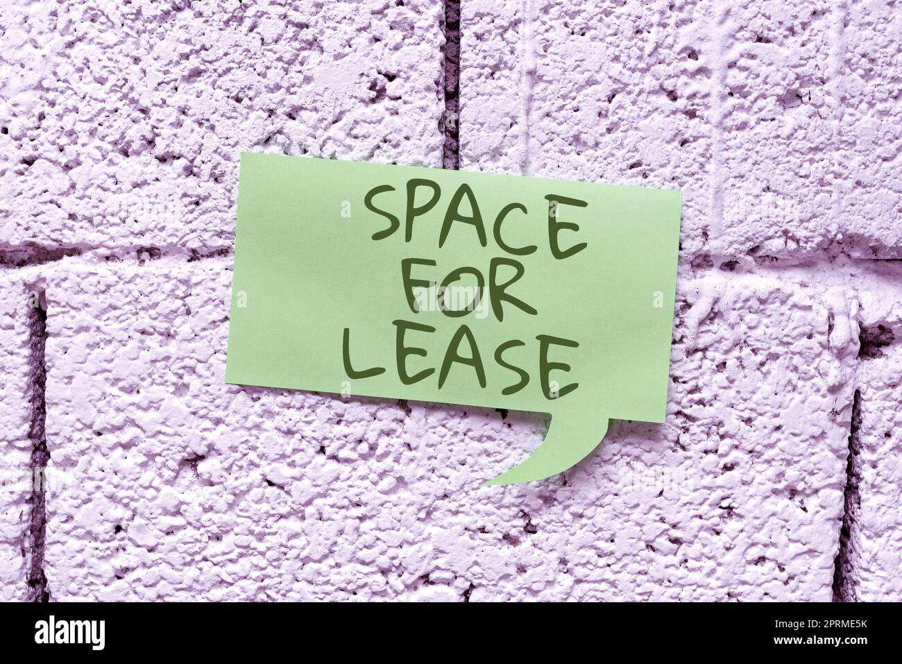 Spazio didascalia concettuale per leasing. Testo scritto nel luogo disponibile per il noleggio da utilizzare per scopi commerciali carta pastello su tazza di caffè con pubblicità e promozione. Foto Stock