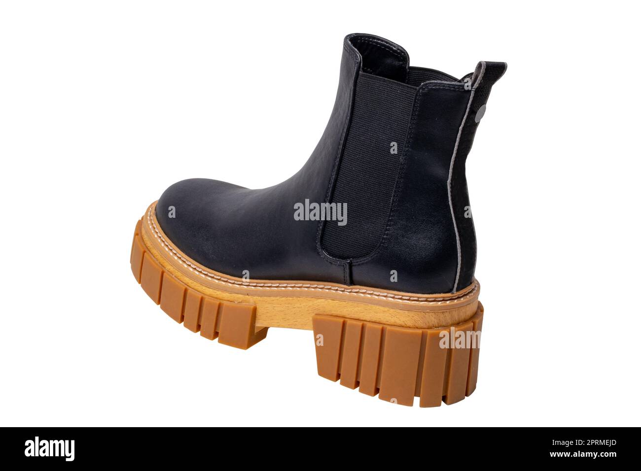 Stivali Chelsea da donna. Primo piano di stivali chelsea in pelle nera da donna con tacchi alti isolati su sfondo bianco. Macro. Pubblicità di moda Foto Stock