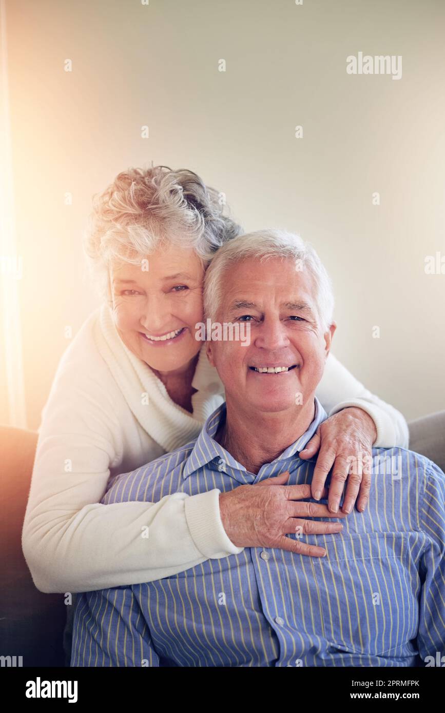 La vita è semplicemente migliore insieme. Ritratto di una coppia anziana che si rilassa a casa. Foto Stock