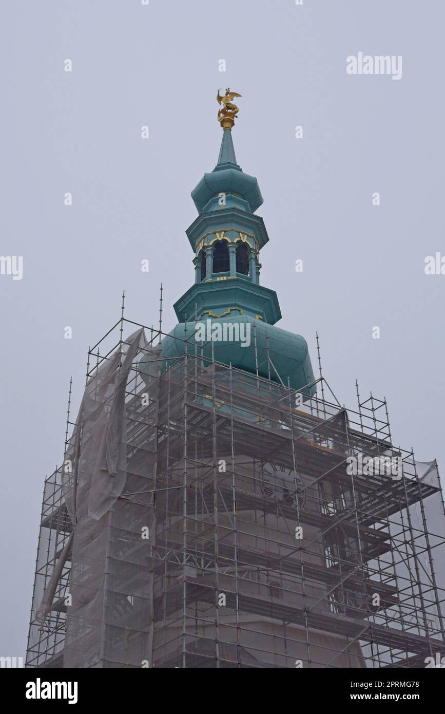 Porta di Michele, Michalská brána ultima porta della città di Bratislava, Slovacchia, sotto restauro coperto da impalcature. Dicembre 2022 Foto Stock