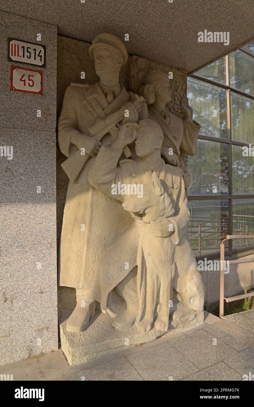 Sculture in pietra dell'era comunista su entrambi i lati delle porte d'ingresso del quartier generale della polizia a Bratislava, Slovacchia Foto Stock