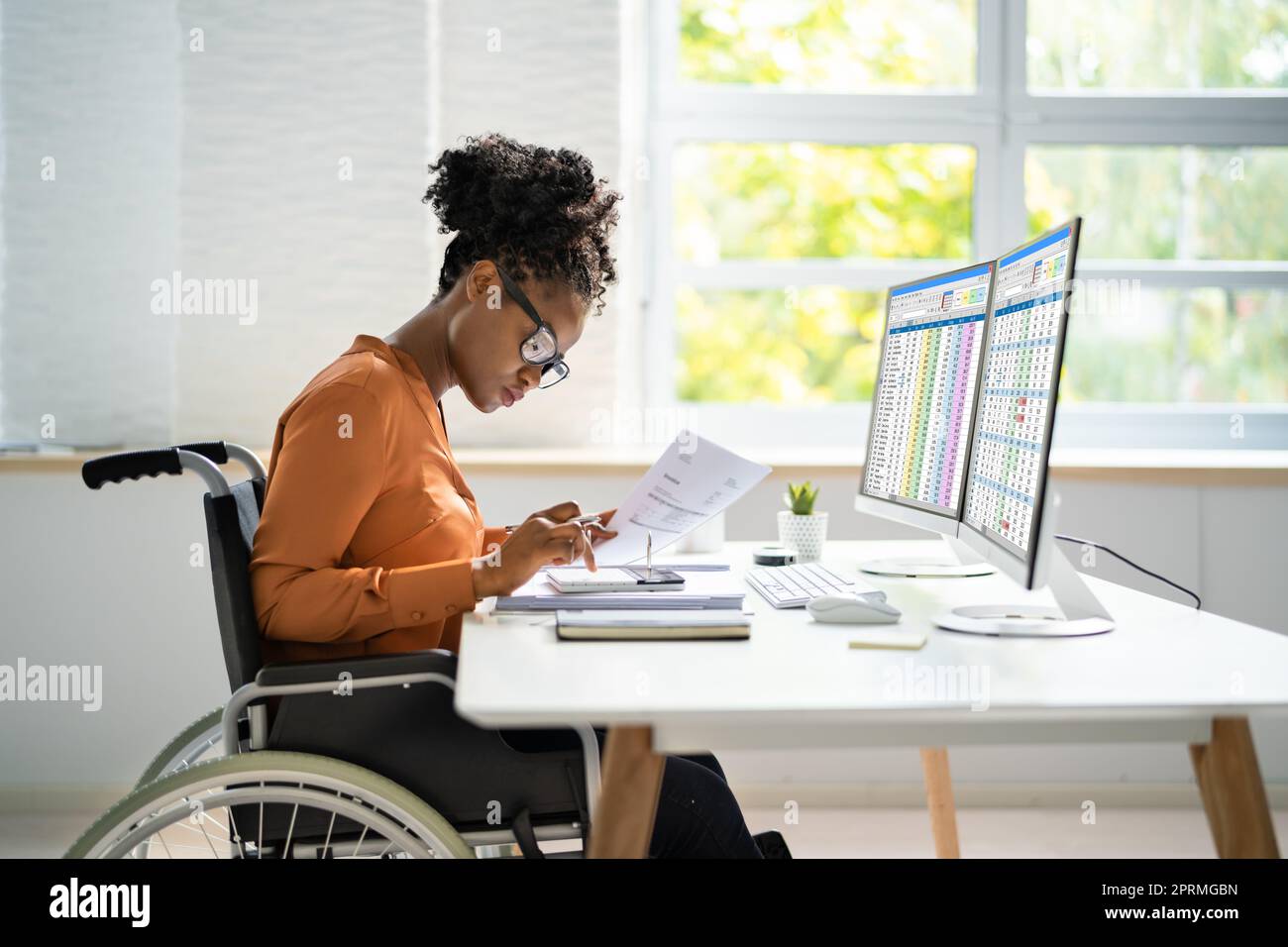 Account Manager in Office Coding Medical Bill Foto Stock