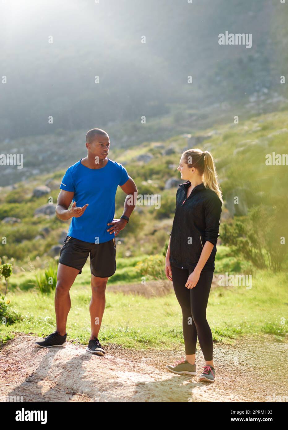 Rimani in contatto con persone con la stessa mentalità. Due atleti che chiacchierano prima della loro corsa. Foto Stock