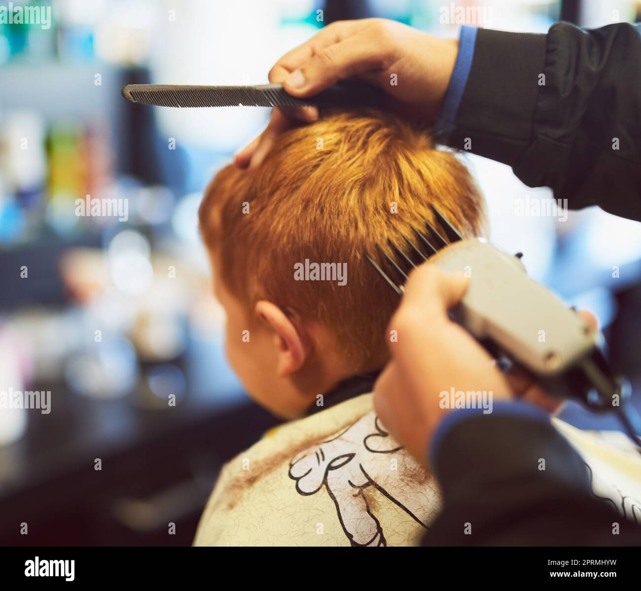 Per un look corto ed elegante. Primo piano di un ragazzo che ottiene un taglio di capelli in un barbiere. Foto Stock