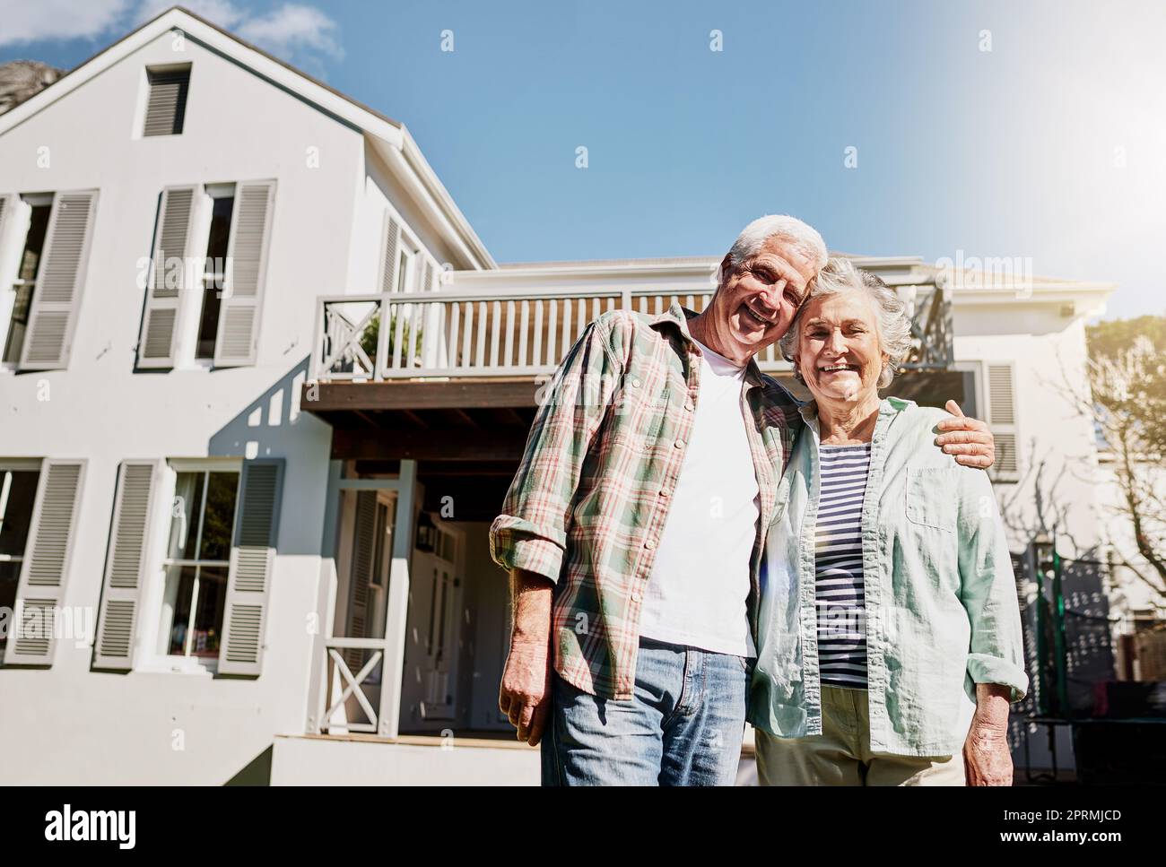 Abbiamo comprato la nostra casa di riposo da sogno, una coppia anziana felice che si trova di fronte alla loro casa. Foto Stock