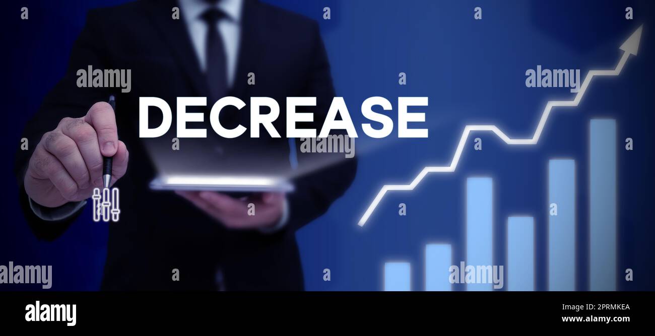 Scrittura che mostra il testo diminuzione, approccio aziendale fare o diventare più piccolo o meno in dimensione quantità intensità o grado Signora in tuta tenendo il simbolo della penna Foto Stock