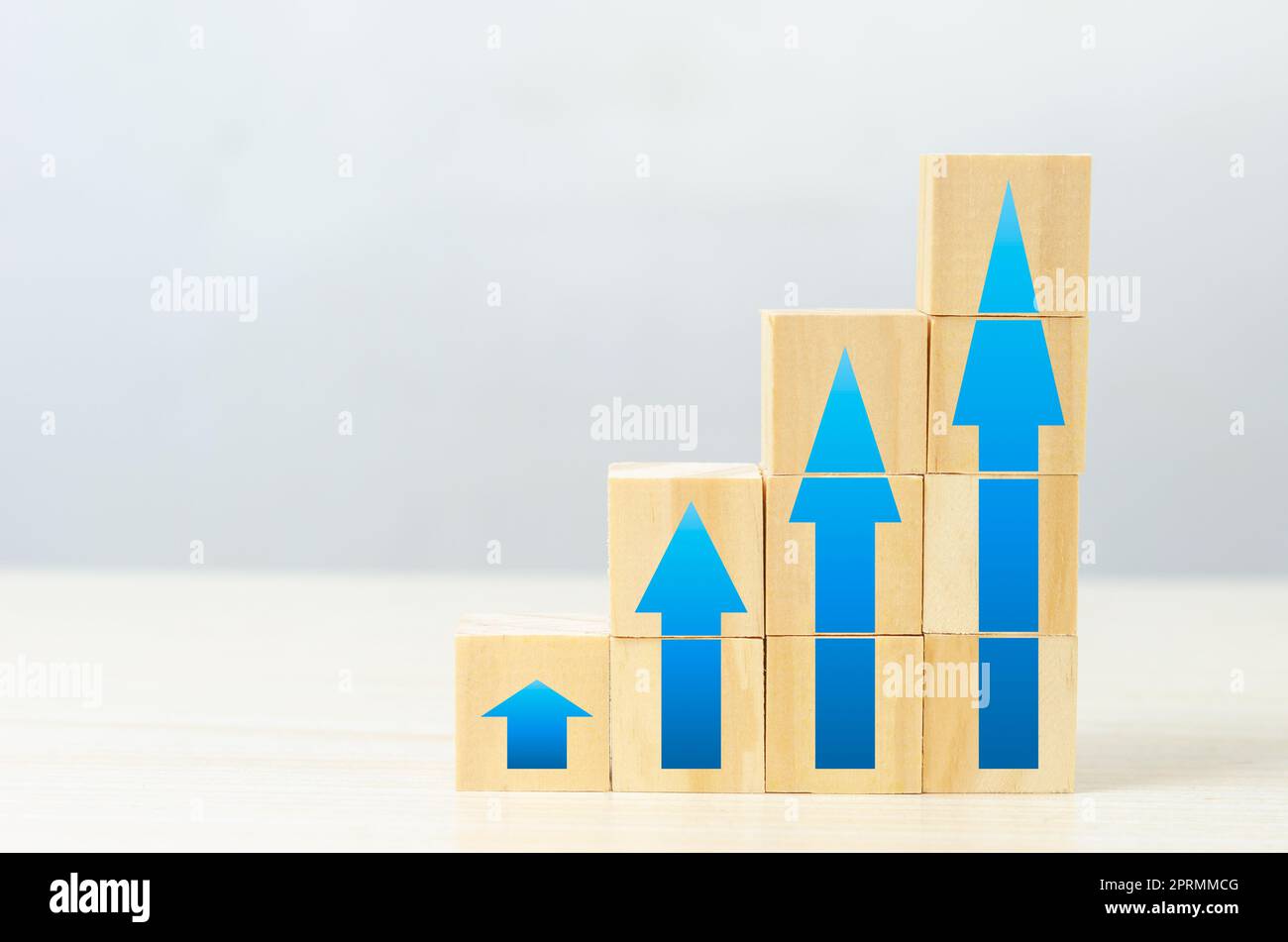 Business Financial aumenta gli investimenti in termini di fatturato con il concetto di blocco di legno su scrivania. Foto Stock