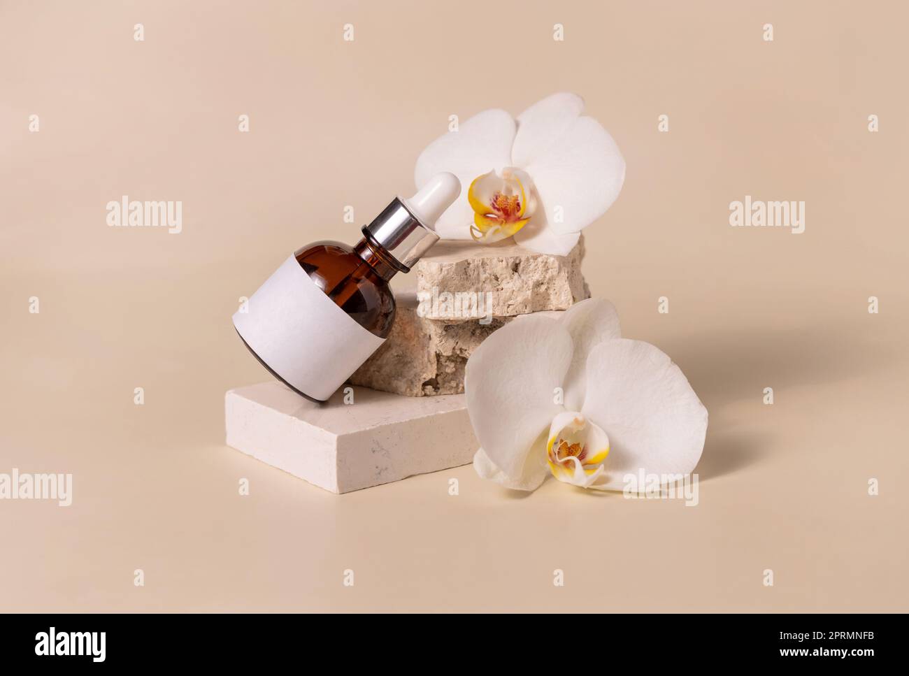 Flacone contagocce marrone su pietra vicino a fiori di orchidee su beige chiaro, mockup cosmetico per la cura della pelle Foto Stock