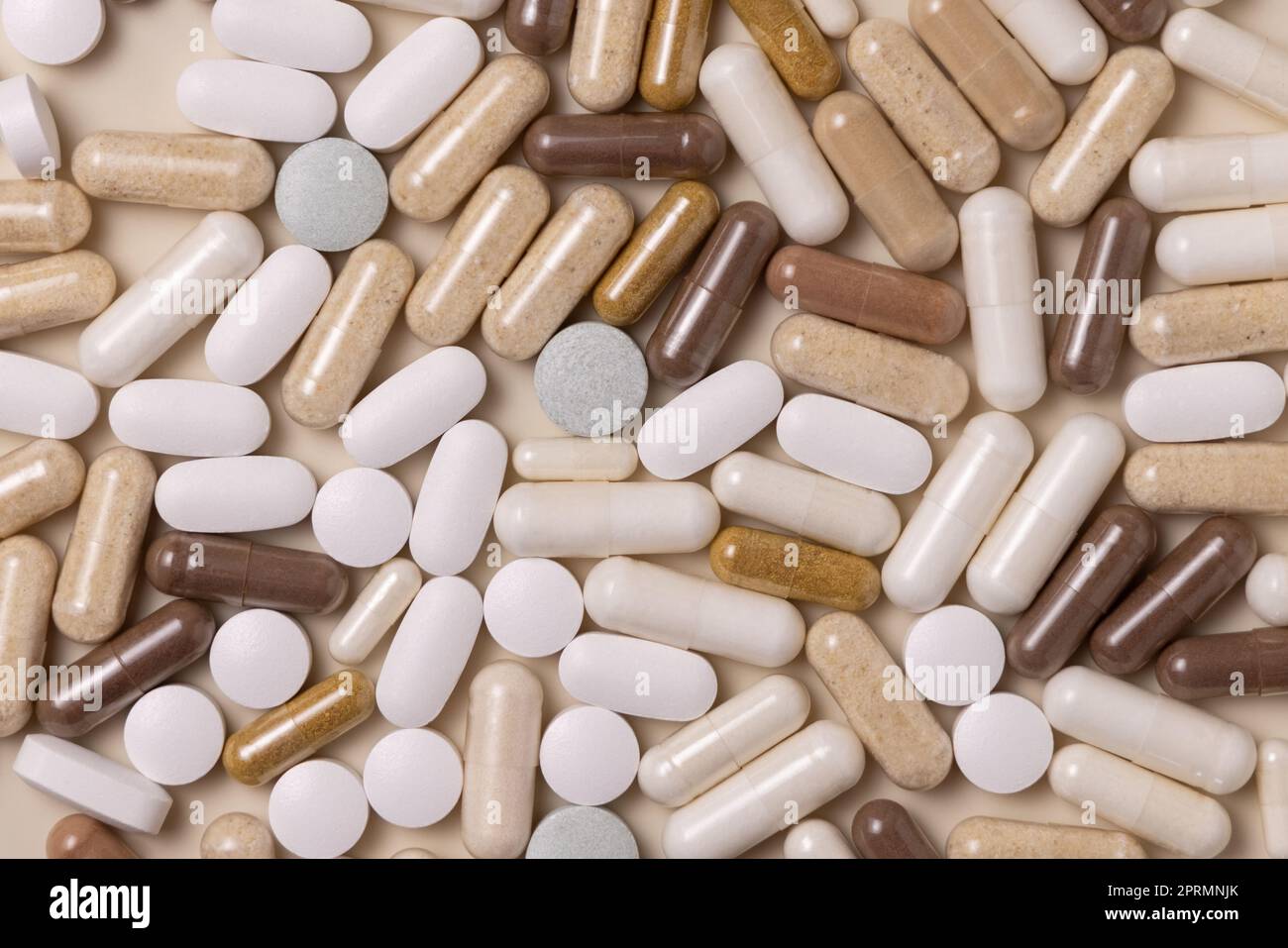 Mix di capsule mediche e pillole su luce beige vista dall'alto. Assunzione di integratori alimentari Foto Stock