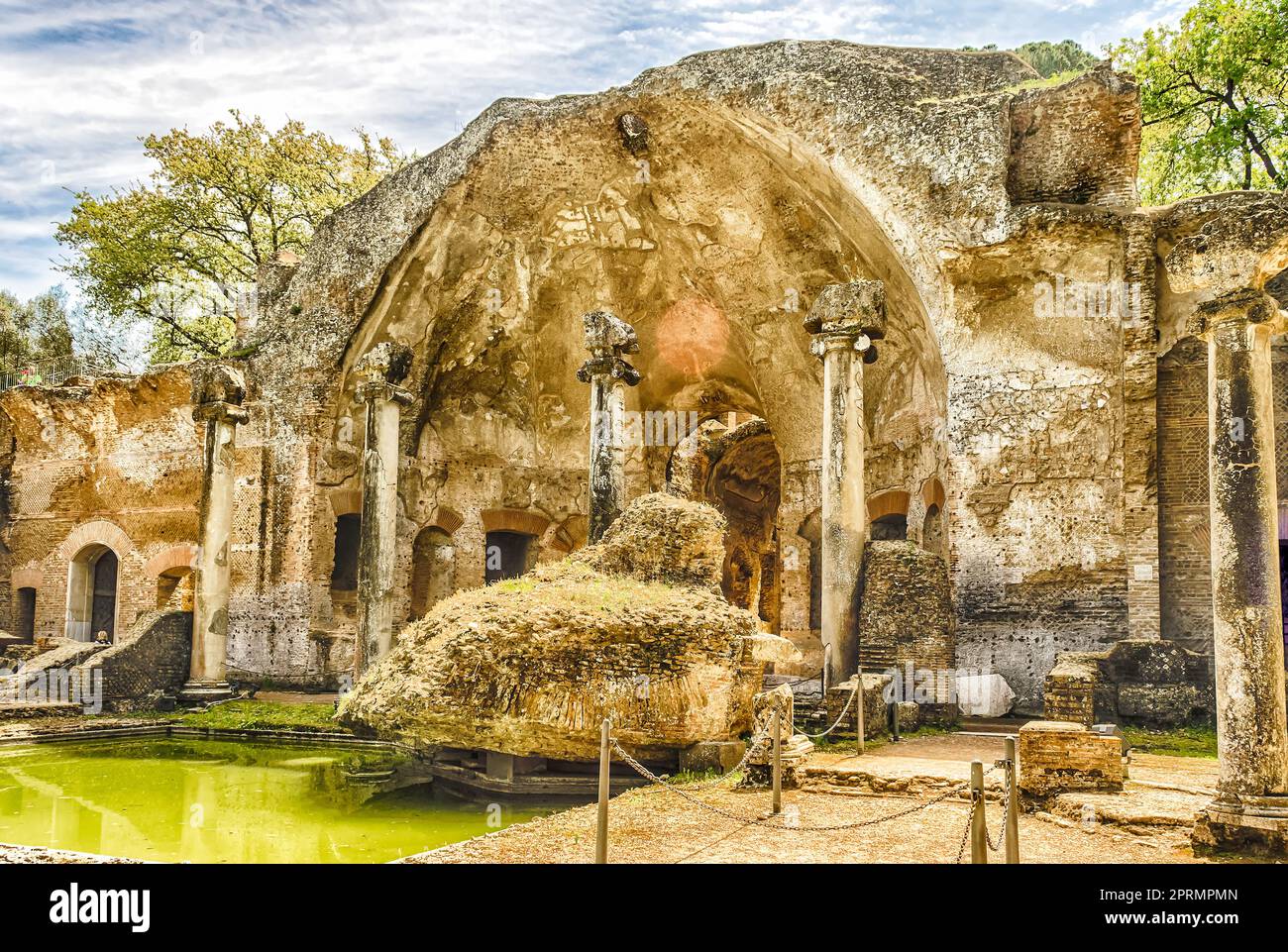 Rovine del Serapeum che domina l'antica piscina chiamata Canopus all'interno di Villa Adriana, Tivoli, Italia Foto Stock