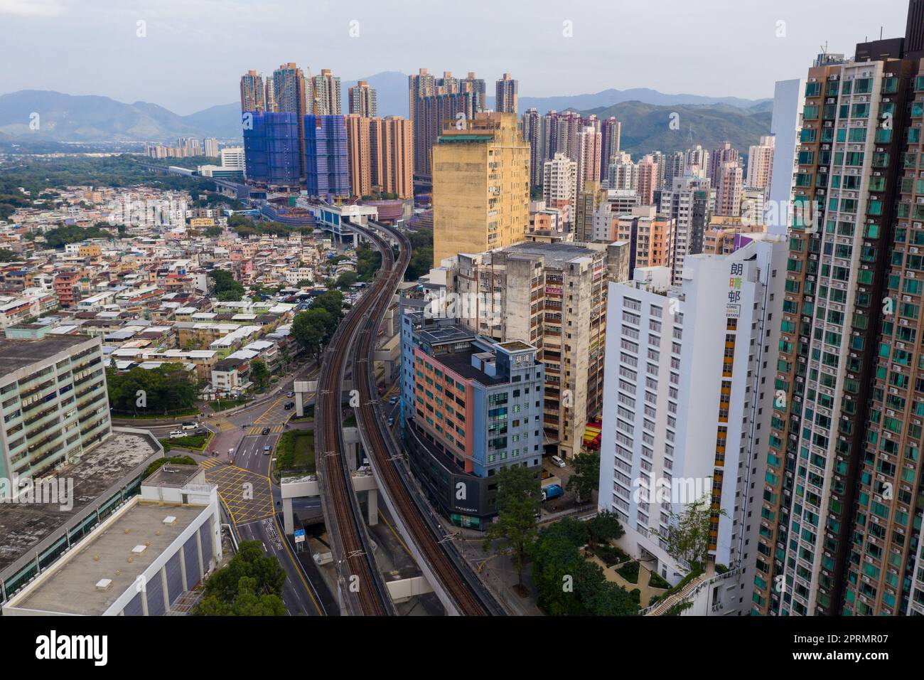 Yuen Long, Hong Kong 18 ottobre 2020: Il drone sorvola la città di Hong Kong Foto Stock