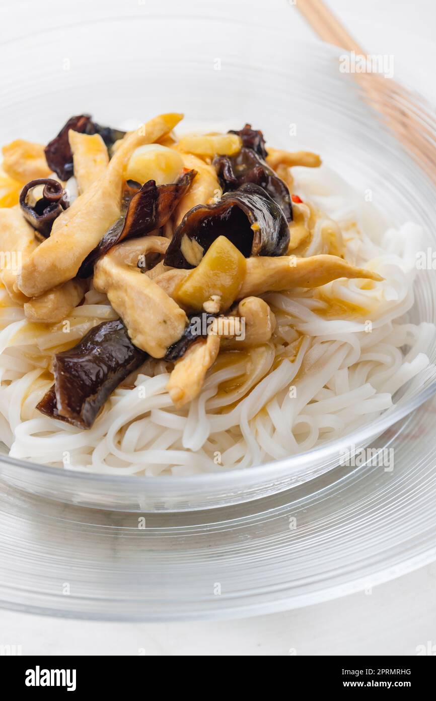 tagliatelle di riso con carne di pollo e funghi Foto Stock