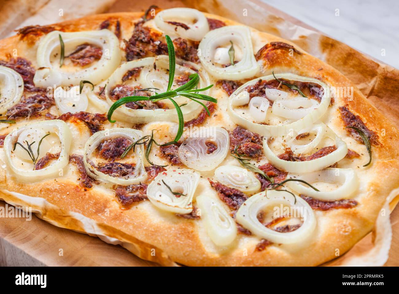 pizza fatta in casa con acciughe e cipolla Foto Stock