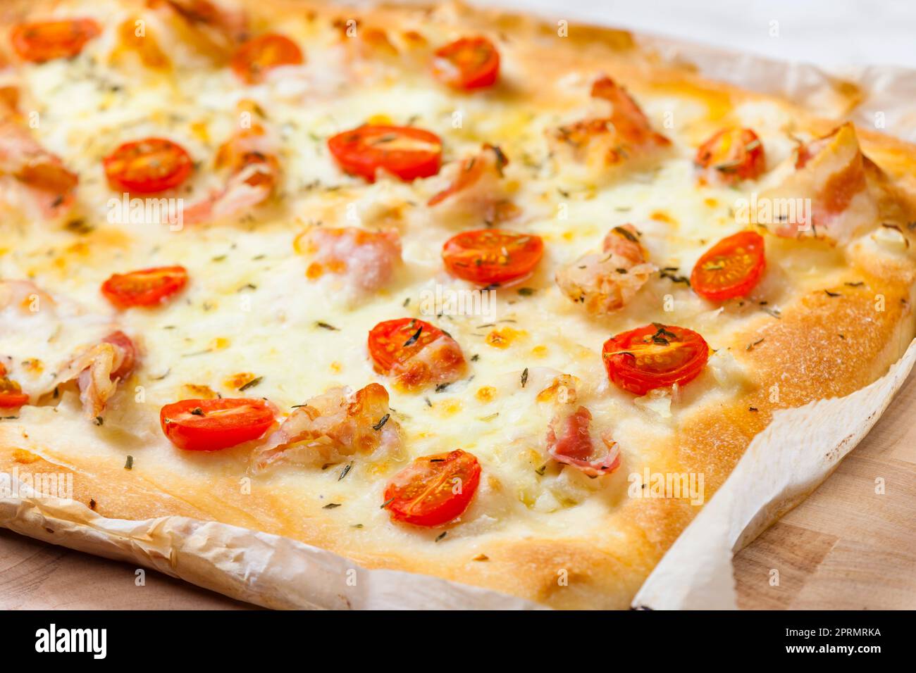 pizza fatta in casa con gamberi e pomodori Foto Stock