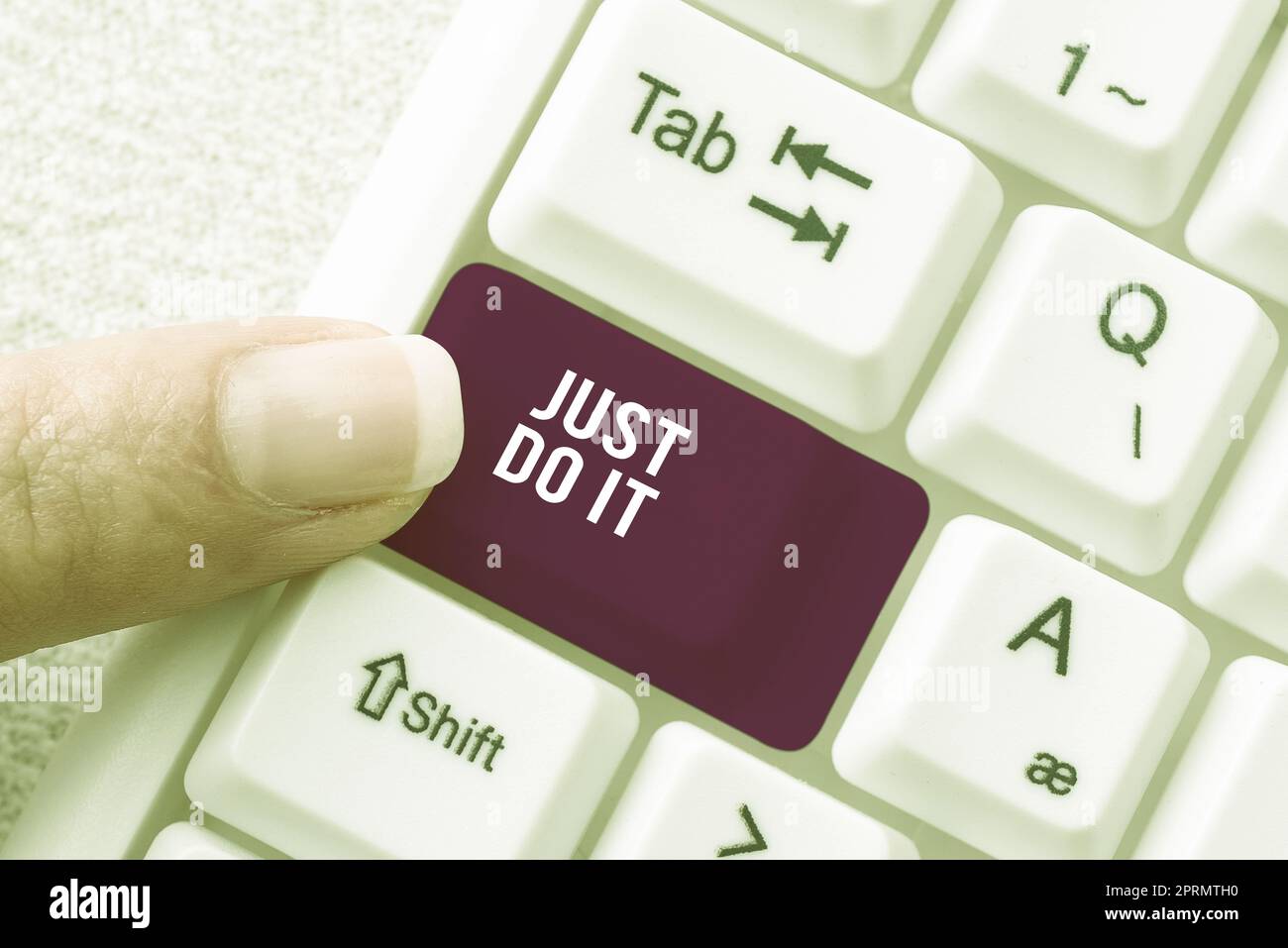 Didascalia concettuale basta farlo. La motivazione per le foto concettuali per iniziare a fare qualcosa ha l'uomo disciplina che tiene il cellulare nella cornice digitale con La condivisione delle informazioni. Foto Stock