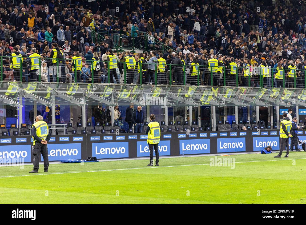 Milano, Italia - aprile 26 2023 - Inter vs Juventus Coppa Italia - gli steward che guardano i tifosi Credit: Kines Milano/Alamy Live News Foto Stock