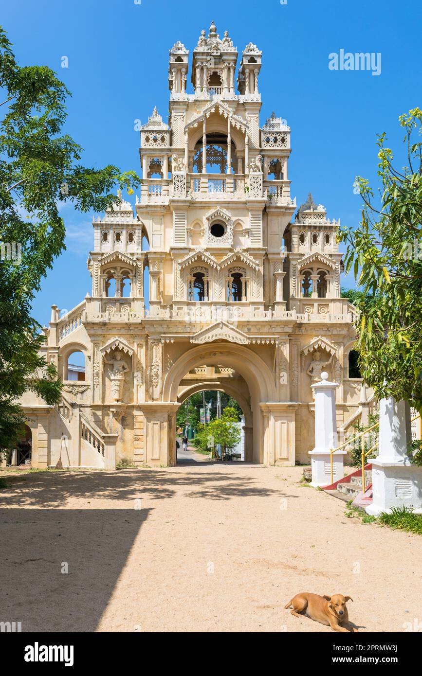 Grande porta straordinaria nel monastero buddista Sunandarama Maha Vihara in Sri Lanka Foto Stock