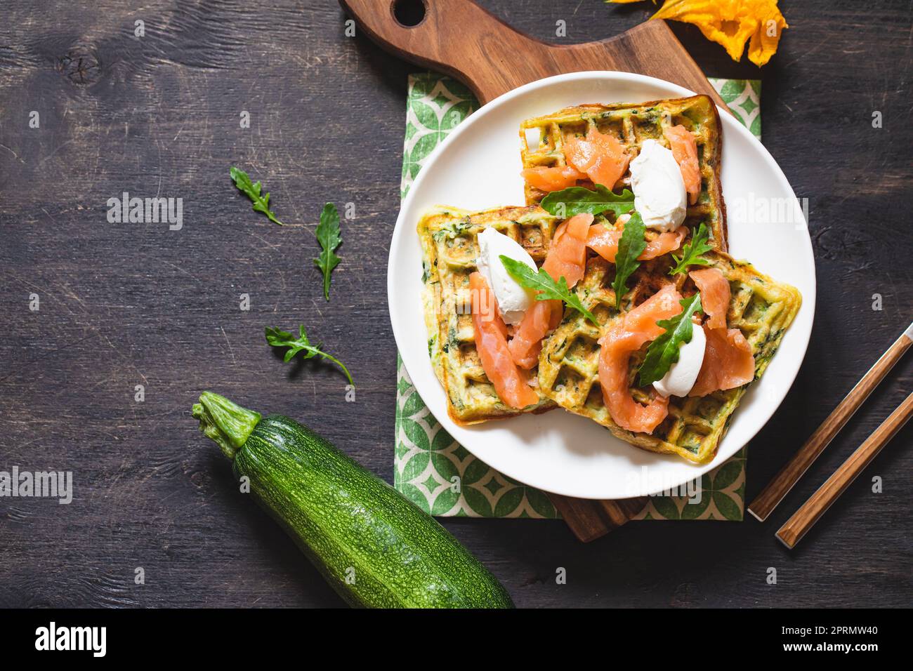 Waffle belgi con zucchine e verdure con formaggio cottage e salmone salato Foto Stock