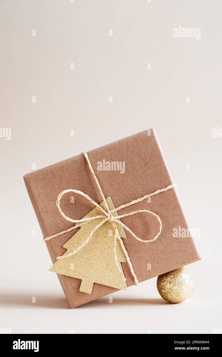 Natale e zero sprechi, eco-friendly confezioni regalo in carta kraft. Natale nuovo anno Celebrazione decorazioni concetto Foto Stock