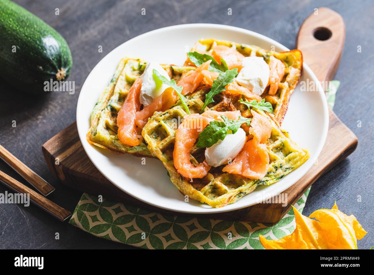 Waffle belgi con zucchine e verdure con formaggio cottage e salmone salato Foto Stock
