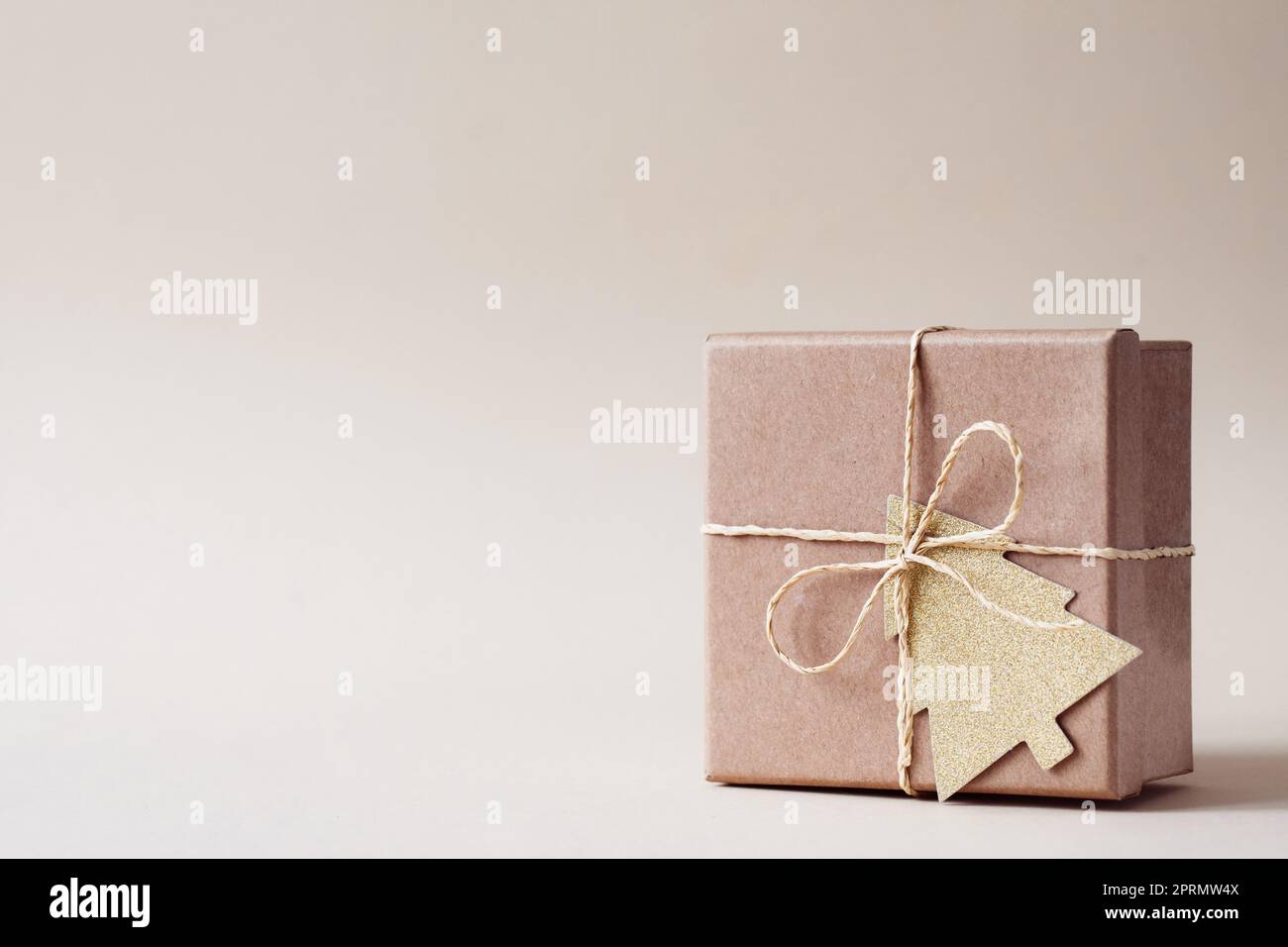 Natale e zero sprechi, eco-friendly confezioni regalo in carta kraft. Natale nuovo anno Celebrazione decorazioni concetto Foto Stock