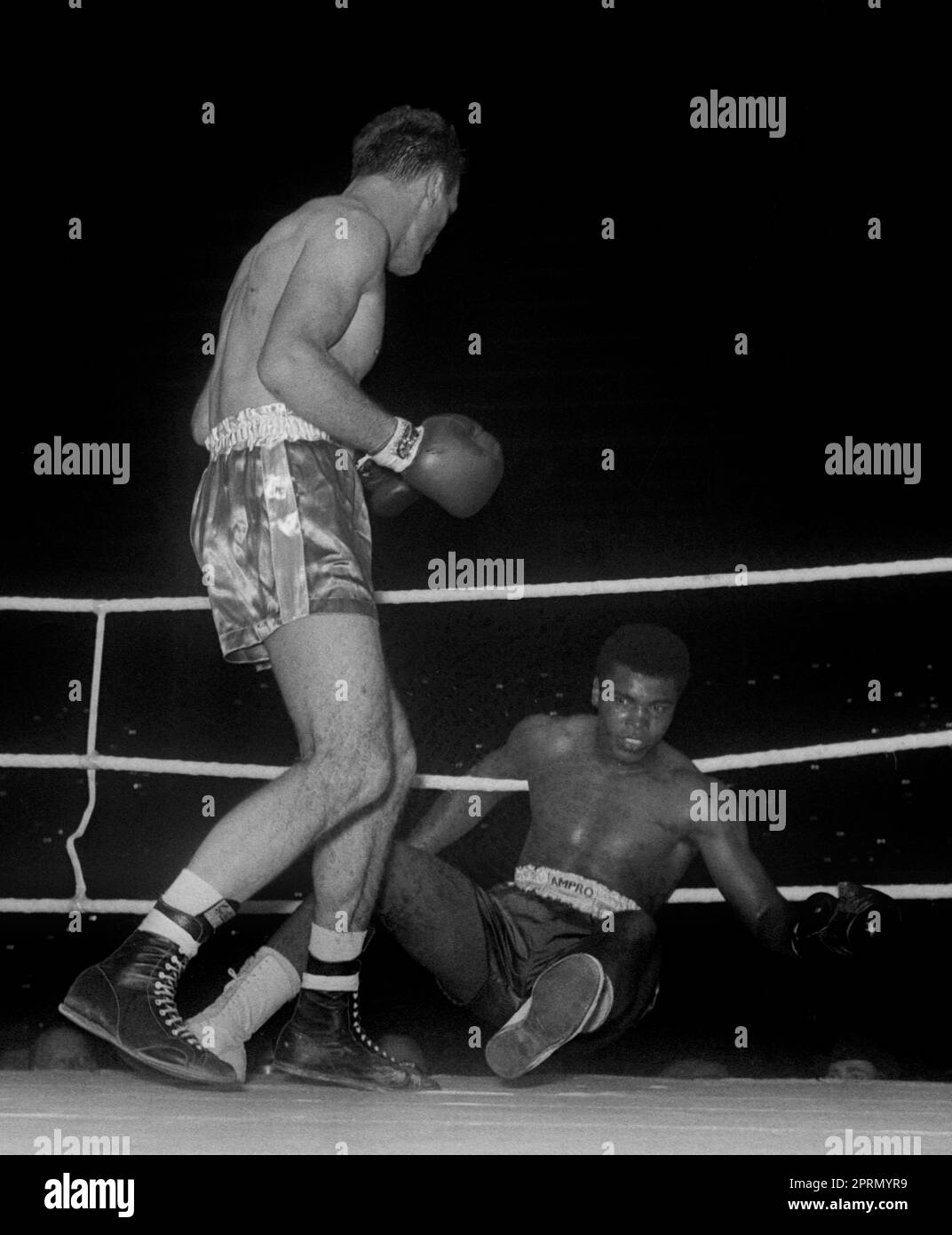 Foto del file datata 18/6/1963 di Cassius Clay, ora Muhammad Ali, abbattuto da Henry Cooper durante la loro lotta a Wembley London. Data di emissione: Giovedì 27 aprile 2023. Foto Stock