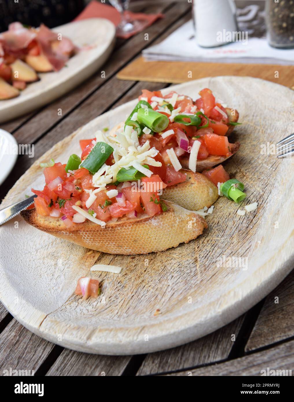 Bruschetta con pomodori, aglio e prosciutto Foto Stock