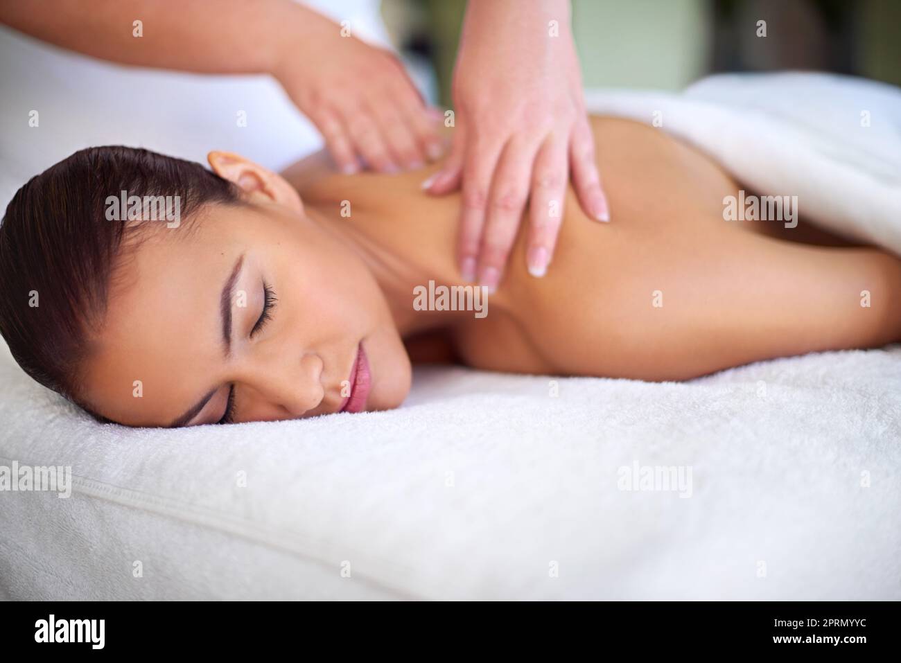 Tempo per rilassarsi. Una giovane donna che ama un massaggio alla schiena in una spa. Foto Stock