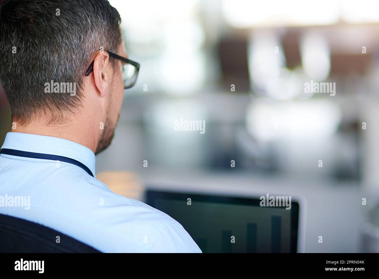 Assicurandosi che la sua presenza in linea sia avvertita. Un uomo d'affari che lavora in un ufficio. Foto Stock