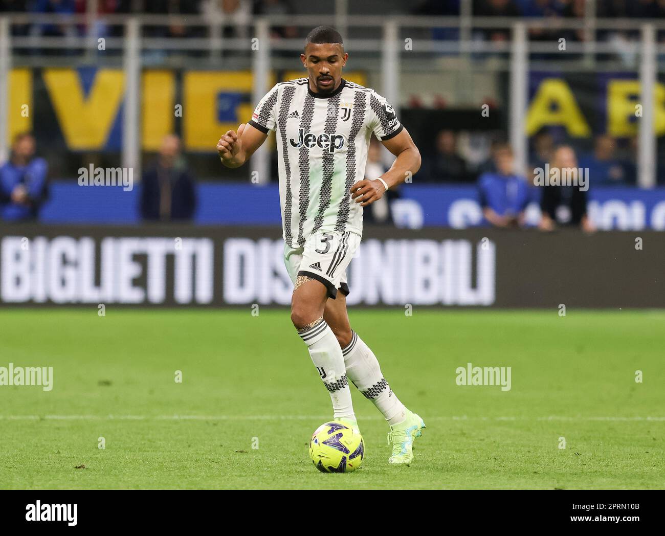 Milano 26/04/2023 Stadio Giuseppe Meazza FC Inter - FC Juventus Coppa Italia freccia nella Foto : Bremer Antonio Saia Credit: Kines Milano/Alamy Live News Foto Stock