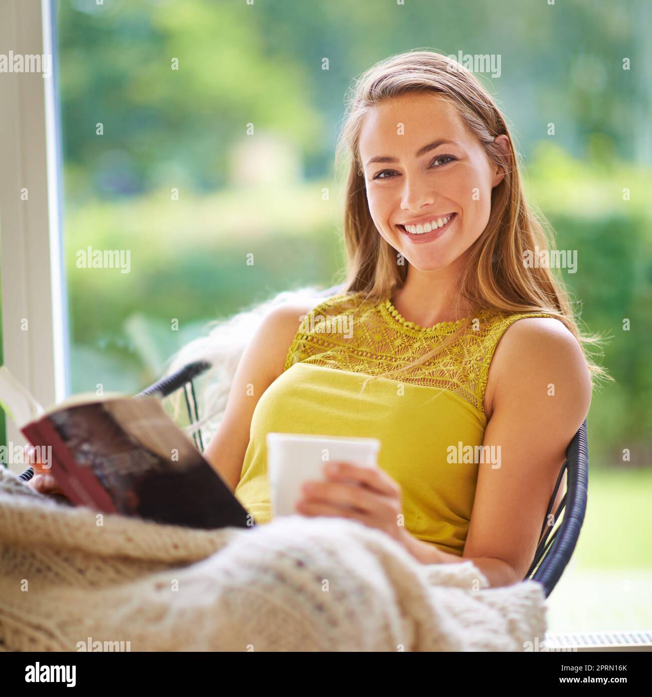 Questo è il modo in cui trascorro il mio tempo libero. Ritratto di una giovane donna che legge un libro a casa. Foto Stock