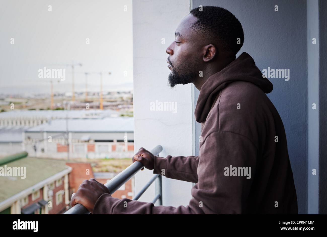 Depresso, triste e pensante uomo con problemi di salute mentale sul balcone, idea di pianificazione mentre in appartamento con ansia e esaurimento dalla depressione. Fallire, prendere decisioni e pensare a casa Foto Stock