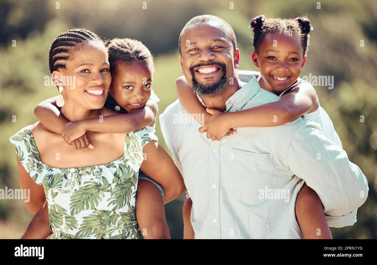 Ritratto facciale di famiglia nel verde giardino, amore e cura per i bambini nella natura e felicità nel parco. Genitori e bambini all'aperto per attività divertenti, giocare insieme e madre e padre con un sorriso Foto Stock