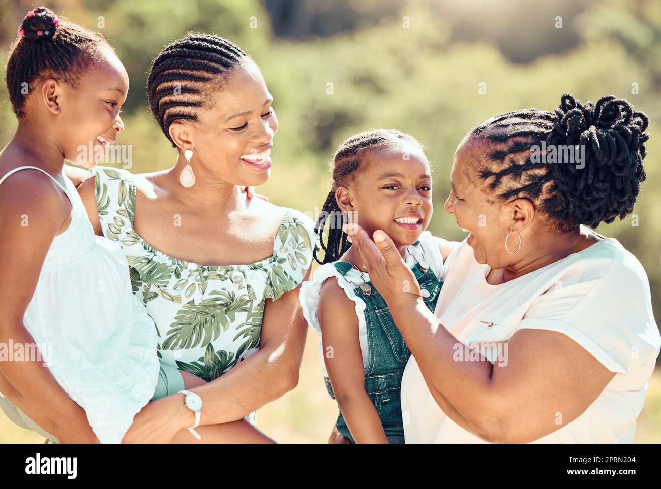 Famiglia nera, donne o bambini con madre o nonna in natura, parco o giardino insieme. Comico, sorriso o allegro legame tra le persone e le ragazze, i bambini o i genitori in un supporto di empowerment di più generazioni Foto Stock