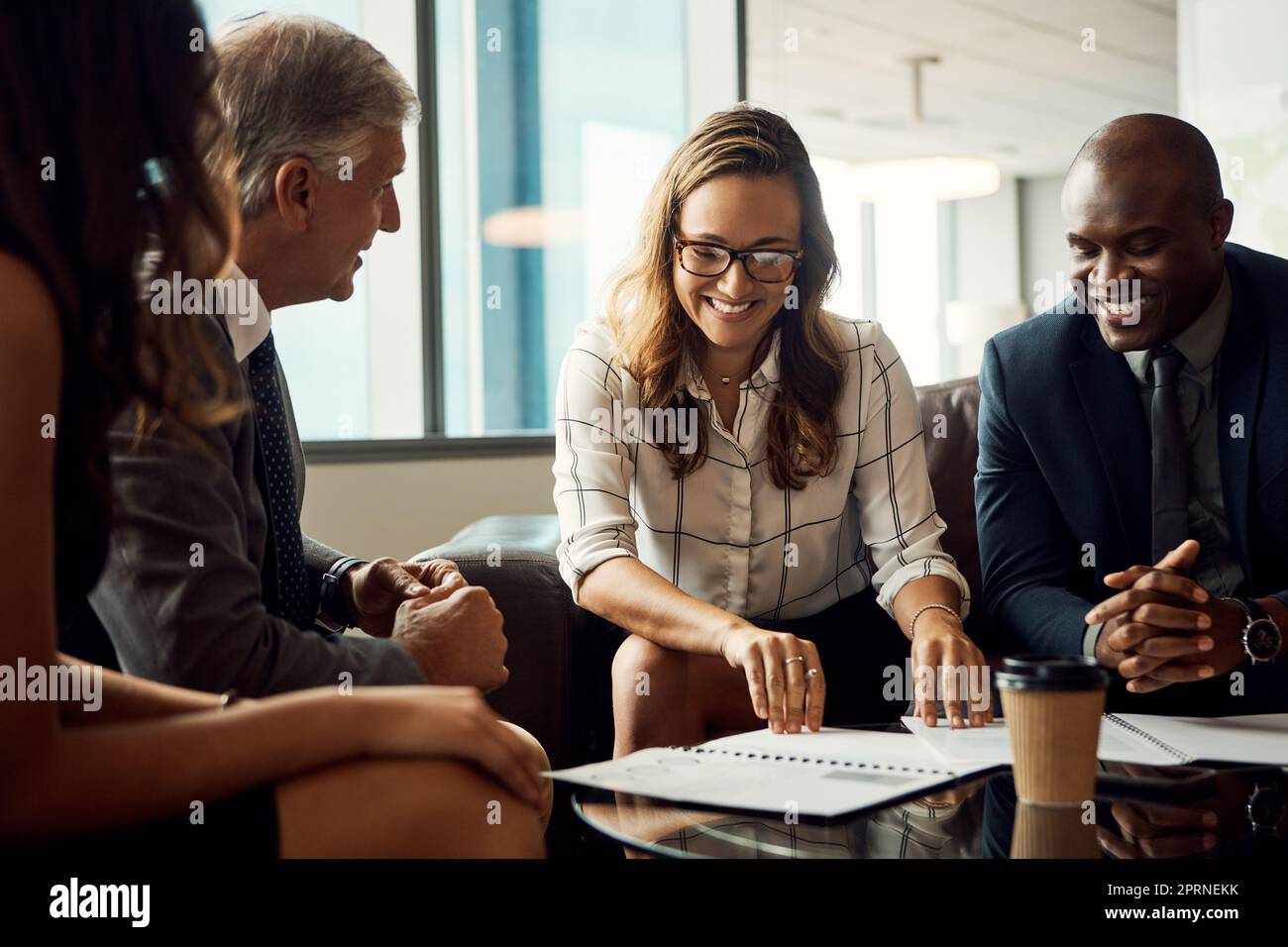 Erano tutti sorrisi circa le prospettive che si trovano avanti. un gruppo di uomini d'affari che si occupano della documentazione durante una riunione in un ufficio. Foto Stock