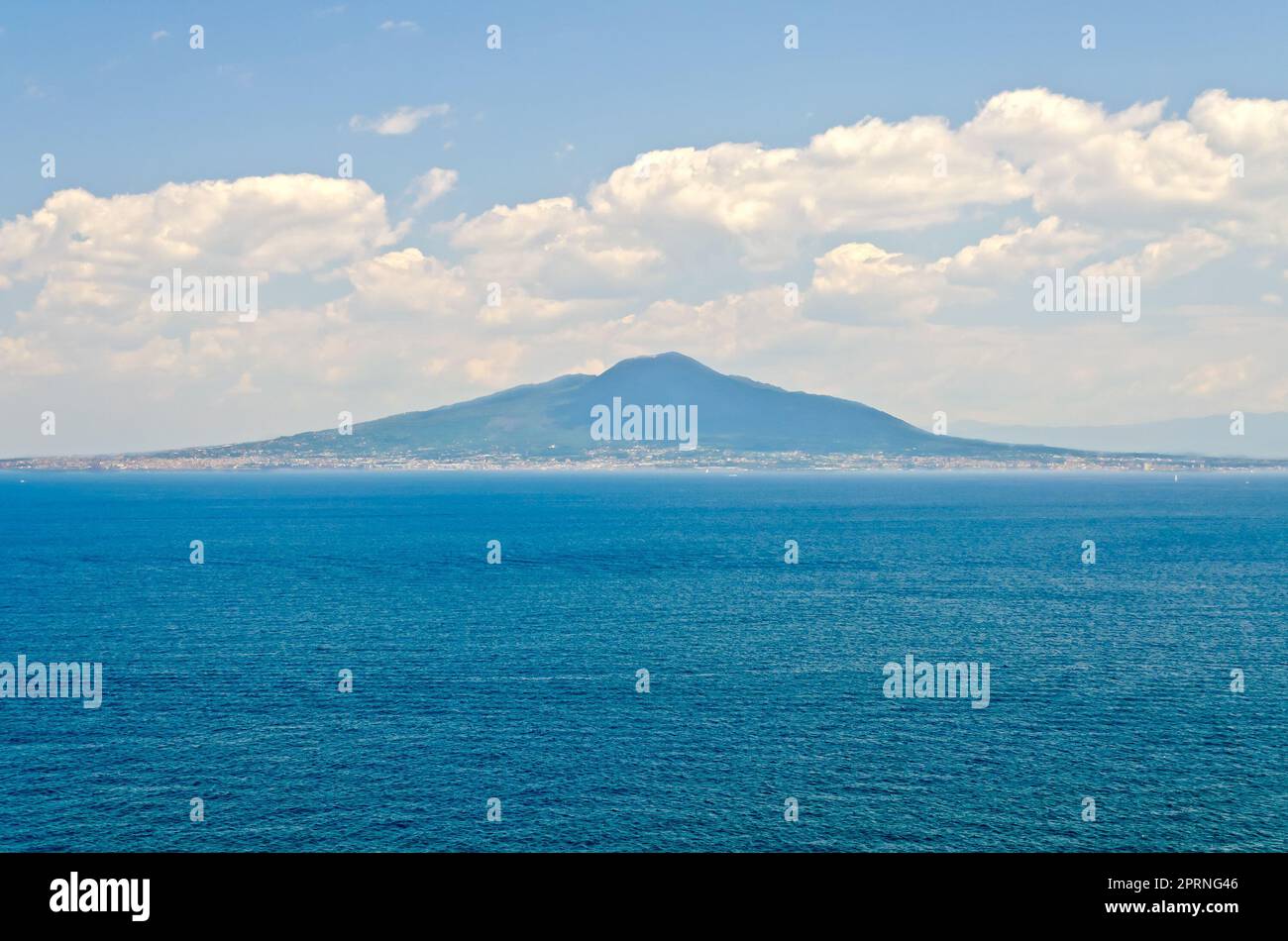 Vista dell'iconico vulcano Vesuvio da Sorrento Town nella Baia di Napoli, Italia Foto Stock