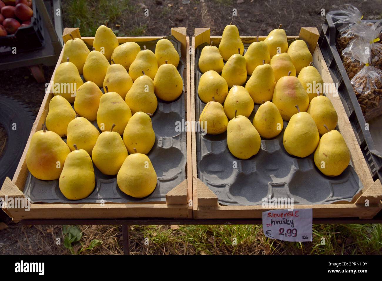 Uno stallo del mercato stradale a Bratislava, Slovacchia, che vende prodotti agricoli freschi, tra cui frutta, verdura e noci, una vista comune in Slovacchia Foto Stock